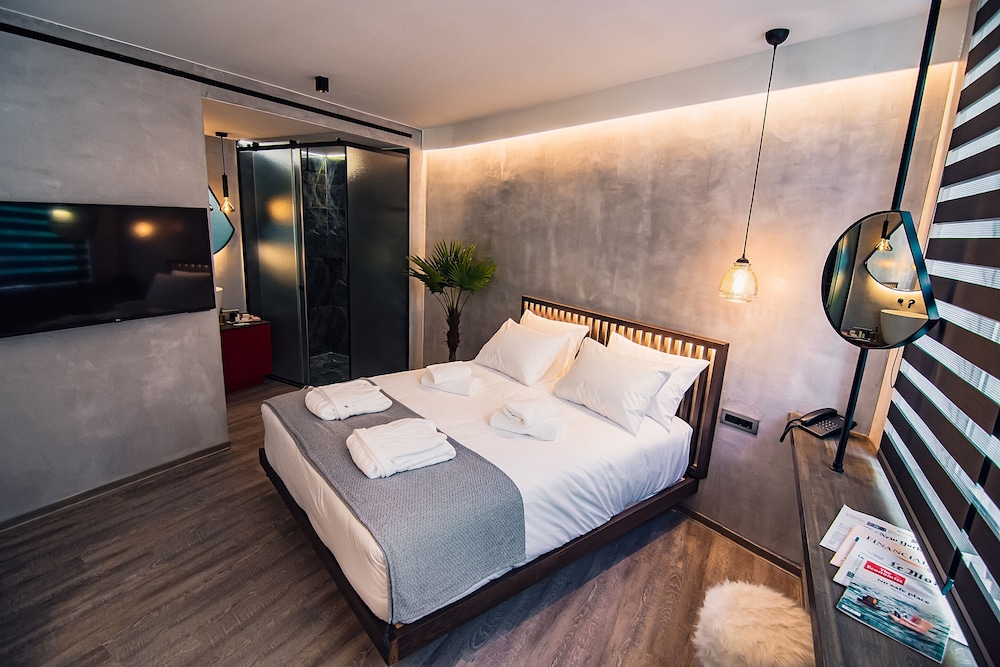 Project 3 Urban Chic Hotel 12/47