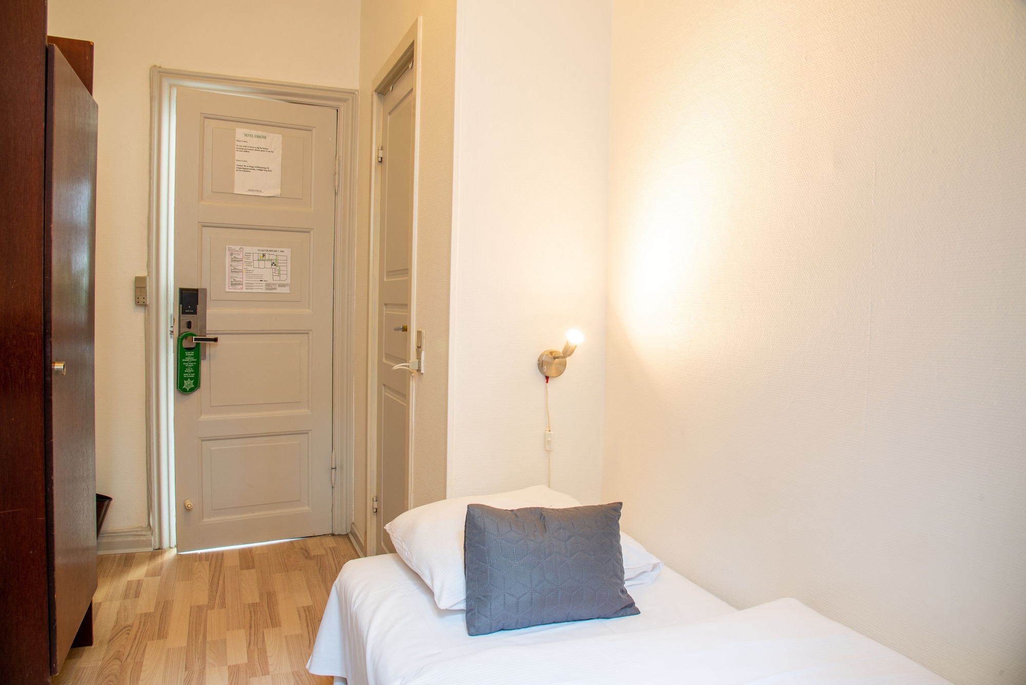 ROOM, SINGLE