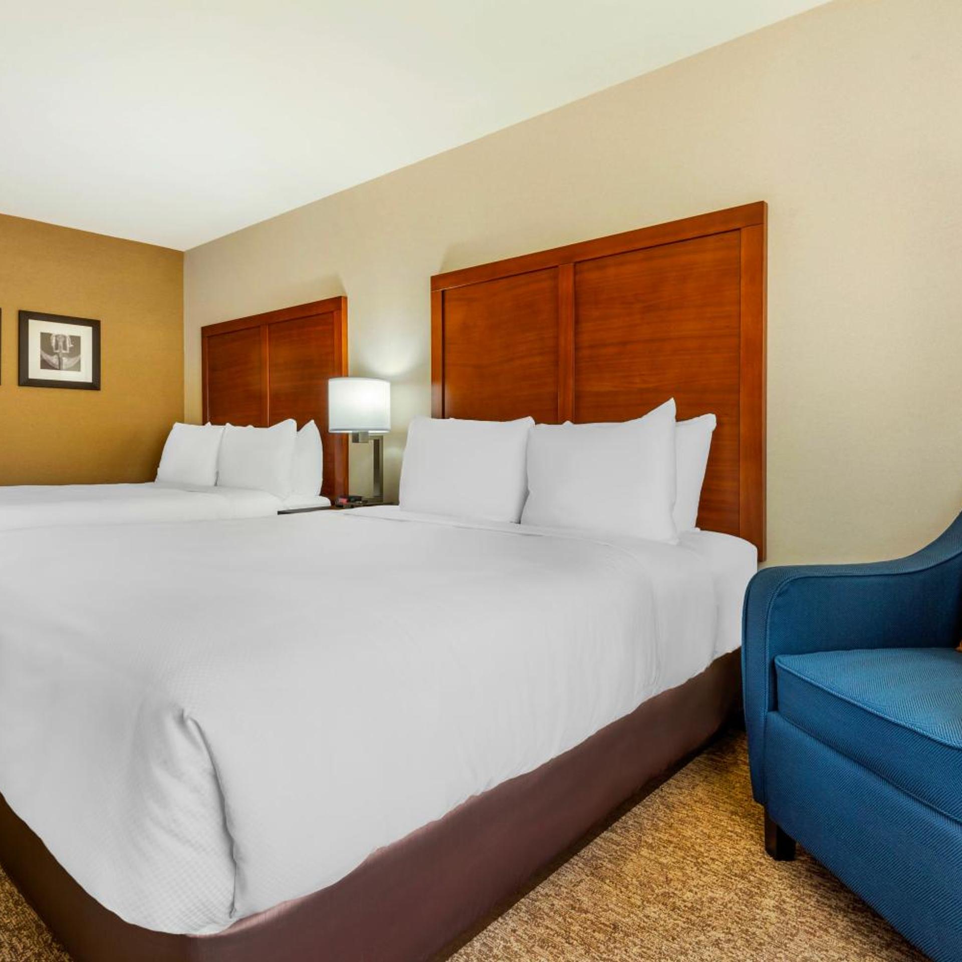 غرفة بسرير كينج وسريرين كوين، Comfort Inn & Suites Napanee, ON 3/9