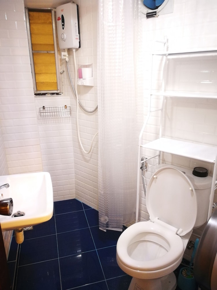 Hostel 16 70/72