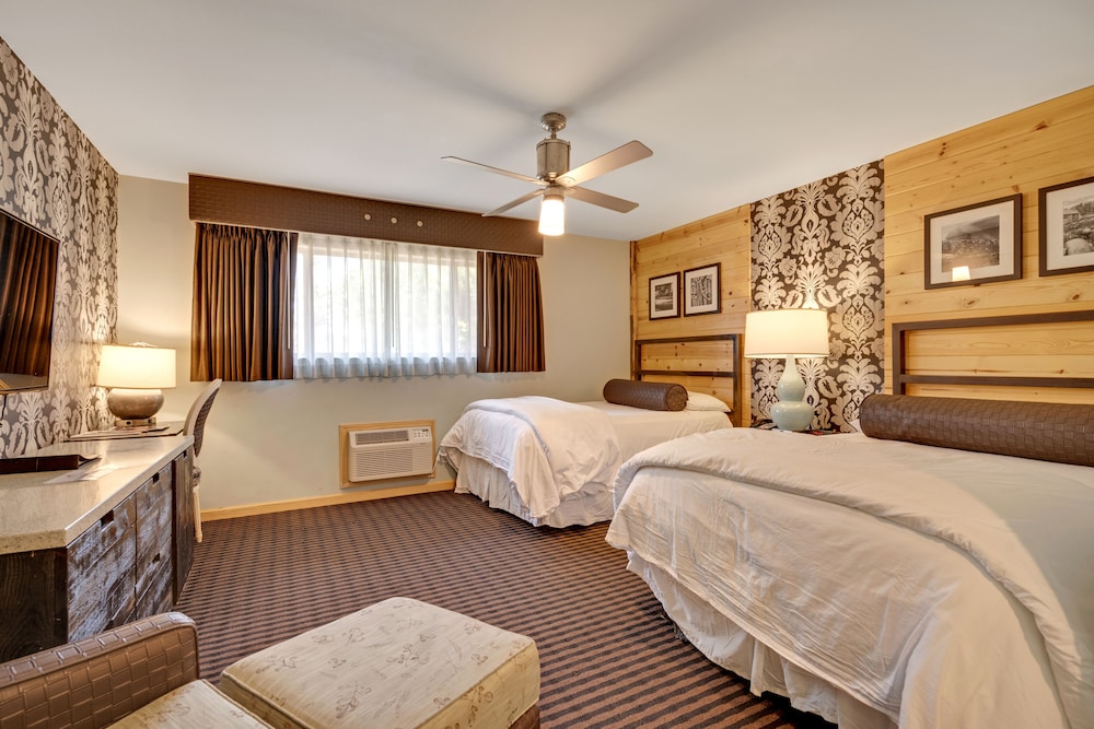 DELUXE, 2 DOUBLE BEDS