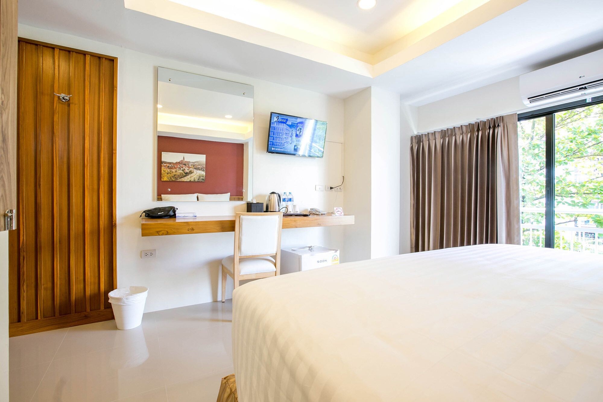 DELUXE, KING BED