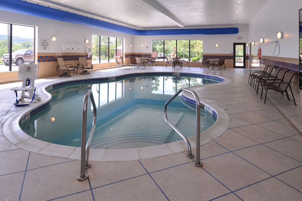 Holiday Inn Express Hotel And Suites Fairmont 3/64