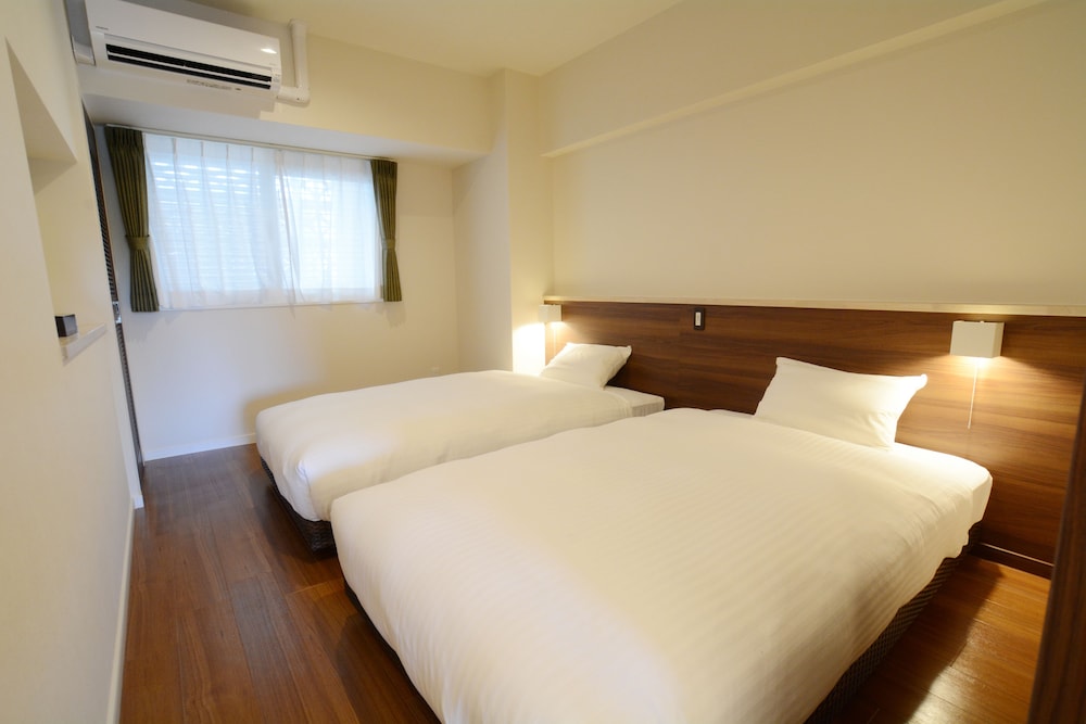 Universal, Twin Beds, 4 Futon Beds, Kitchen