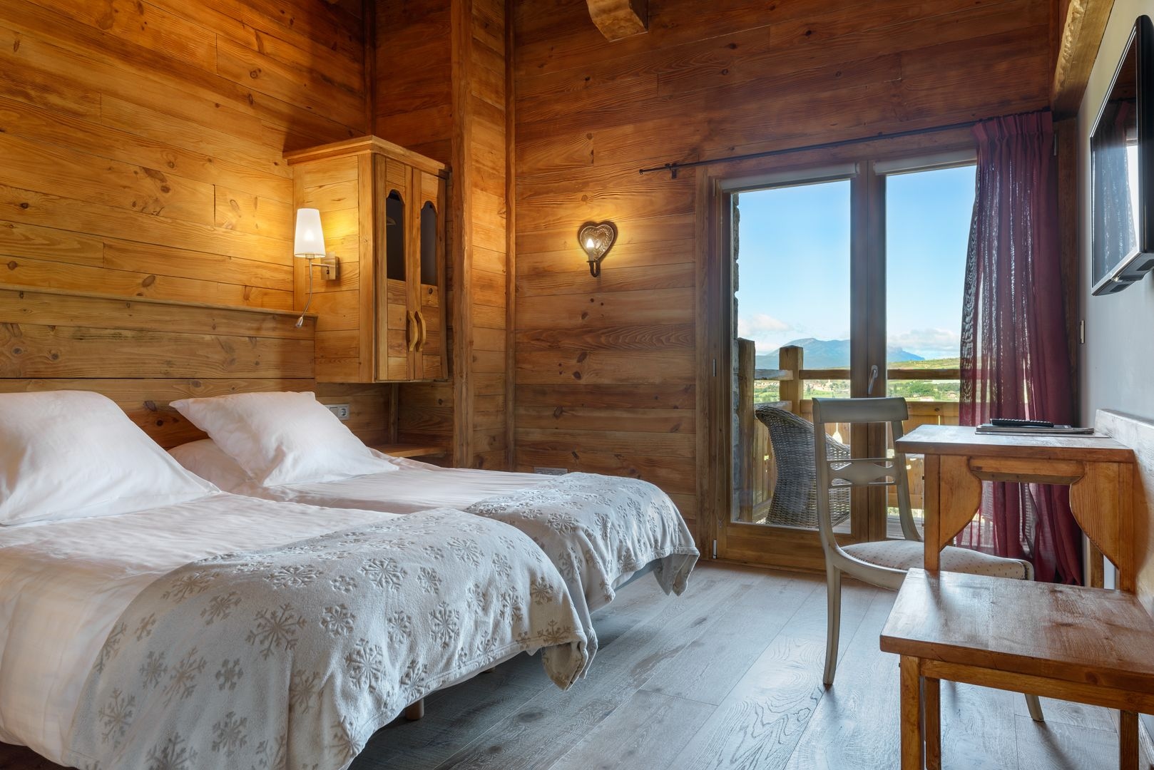 Premium, Queen Bed, Valley View, Terrace