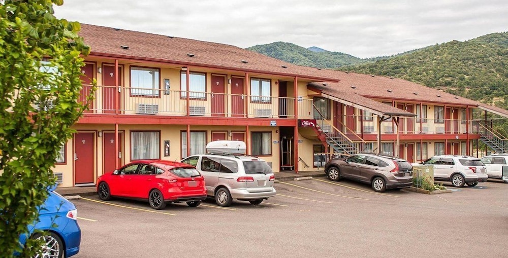 Econo Lodge 8/29