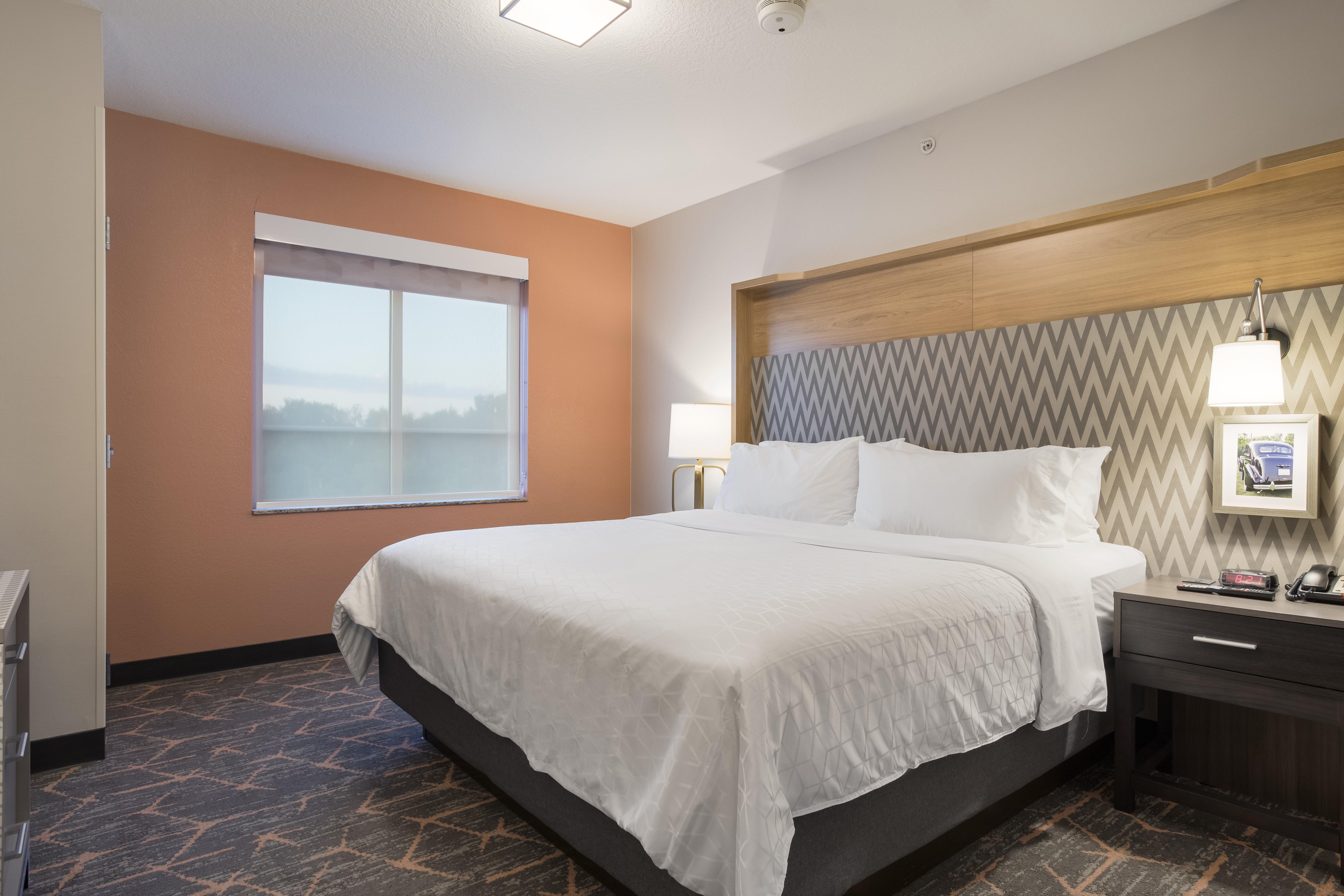غرفة بسرير كينج