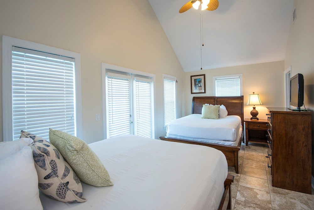 3 Bedrooms, Home, King Bed, 3 Queen Beds, Sofa, with Pool