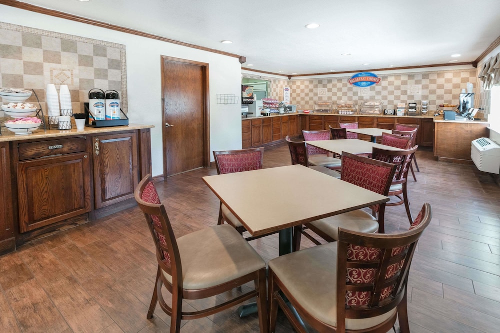 Baymont By Wyndham Arlington At Six Flags Dr 34/41