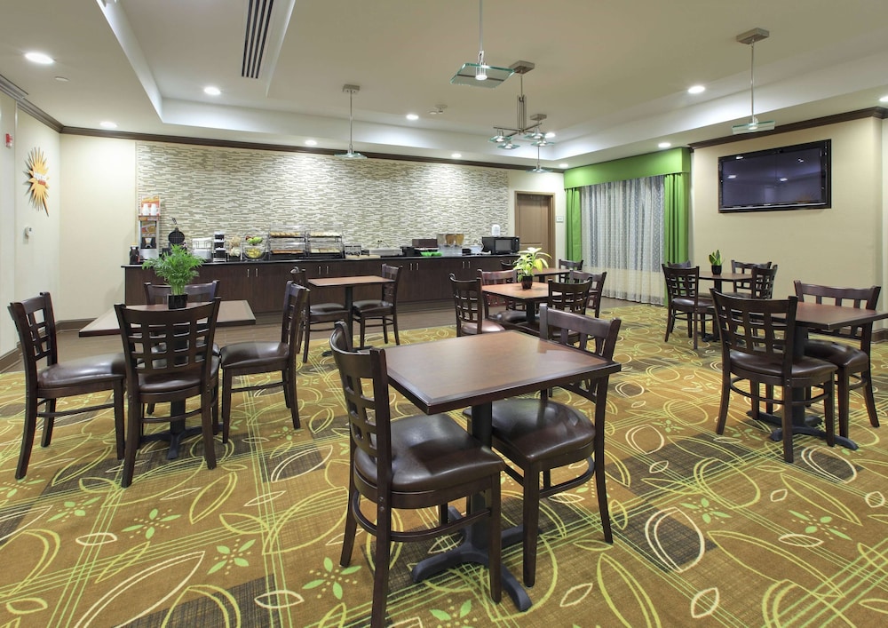 La Quinta Inn Suites By Wyndham Memphis Wolfchase 44/63