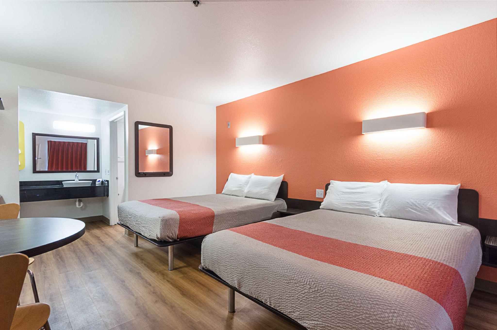 2 Queen Beds - Non-Smoking, Micfridge