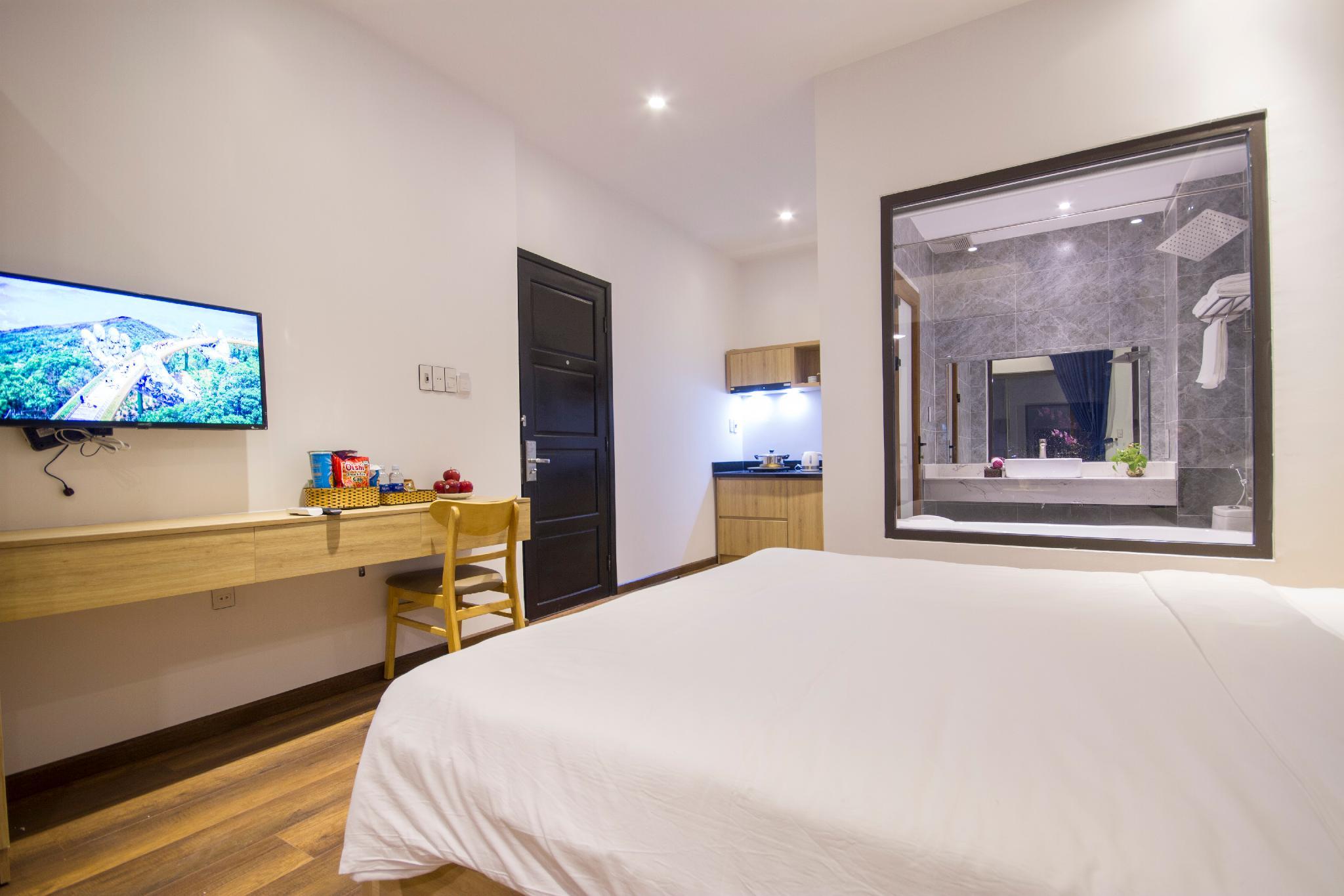 Studio, King Bed, Accessible