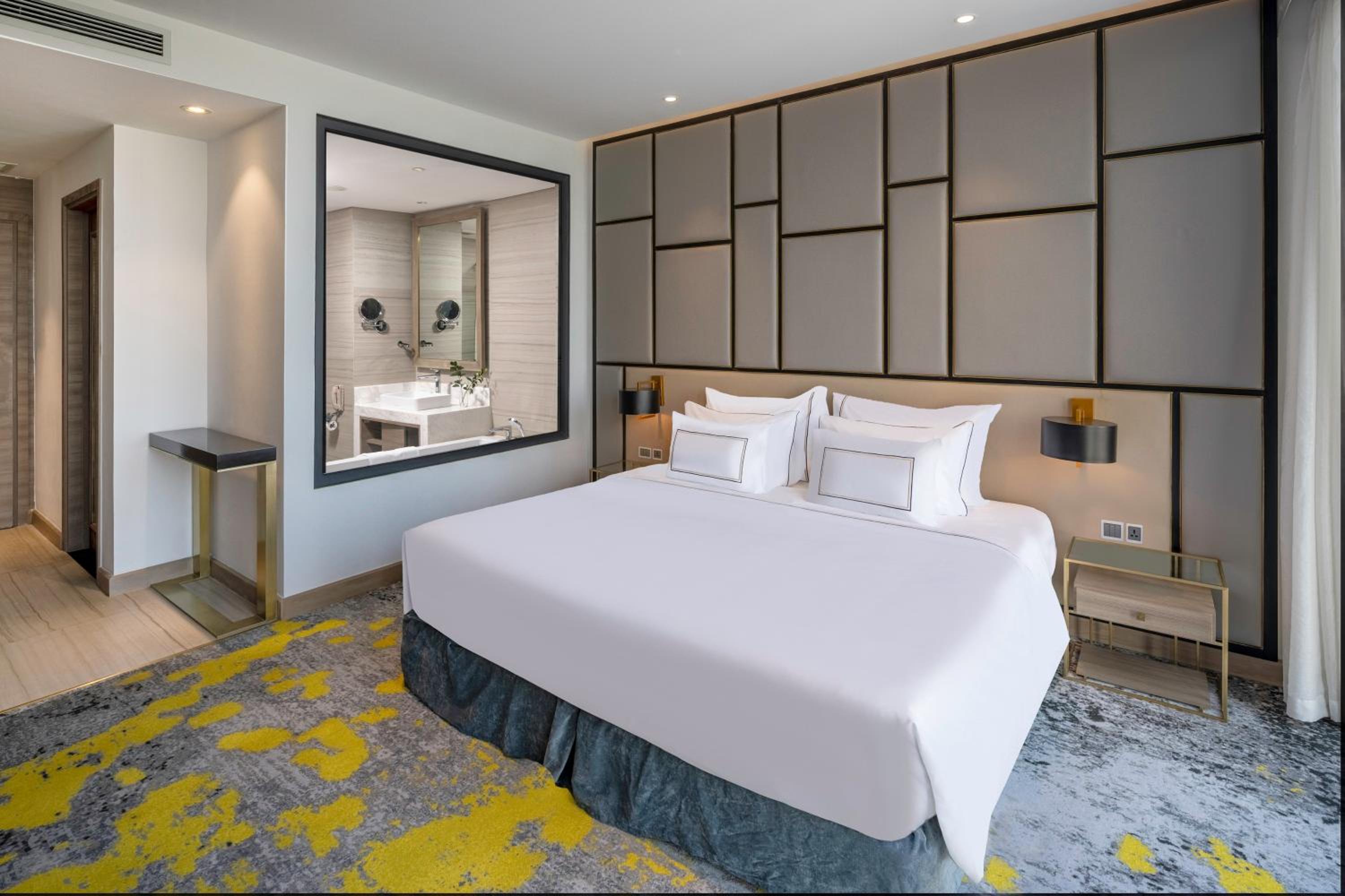 The Level, Premium, Executive Lounge Access