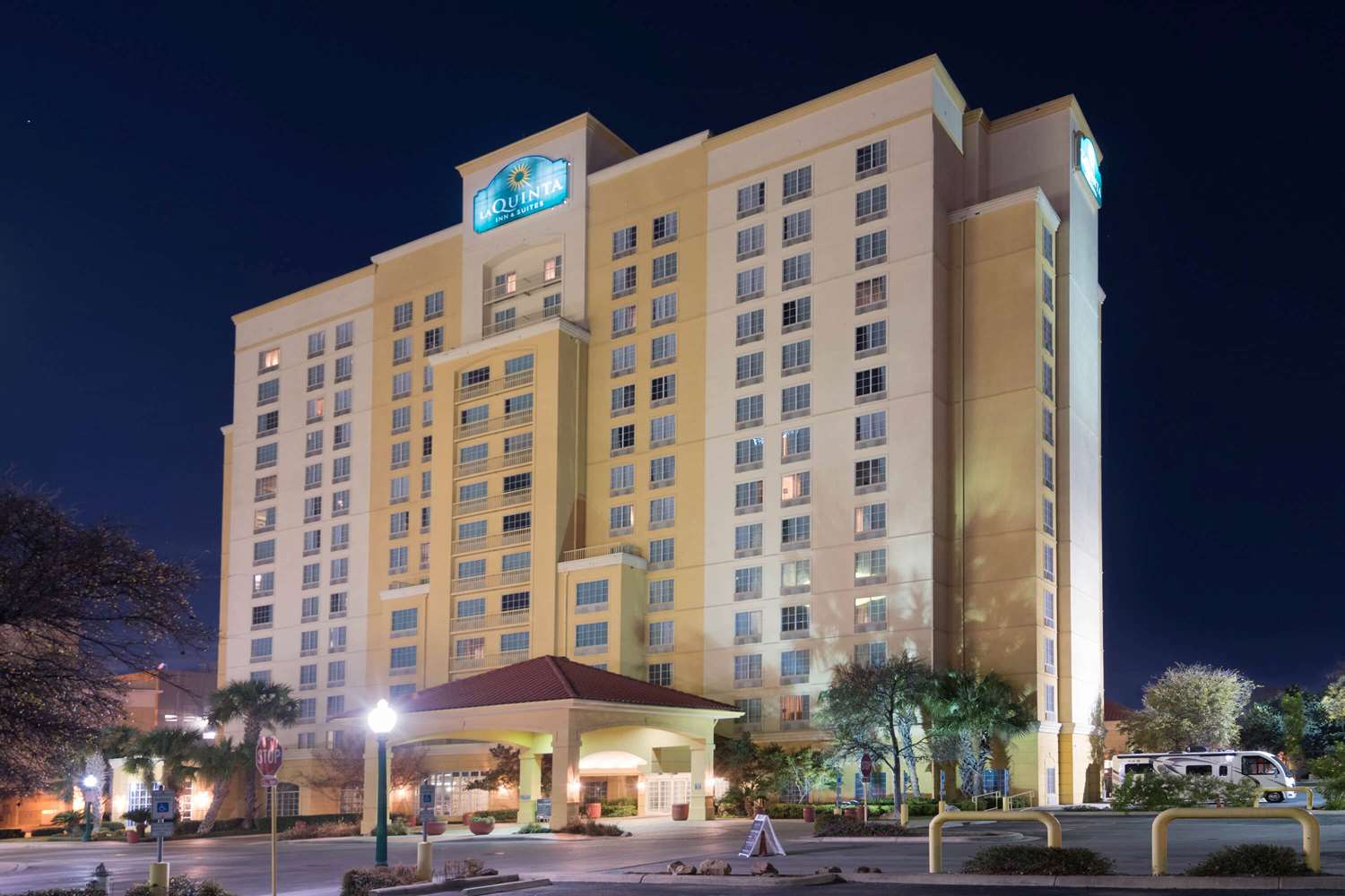 La Quinta Inn & Suites by Wyndham San Antonio Riverwalk 4/53