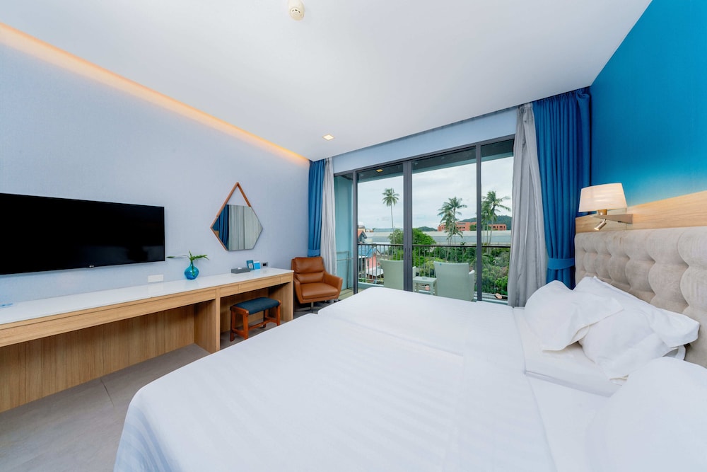 Deluxe, Pool View, Balcony