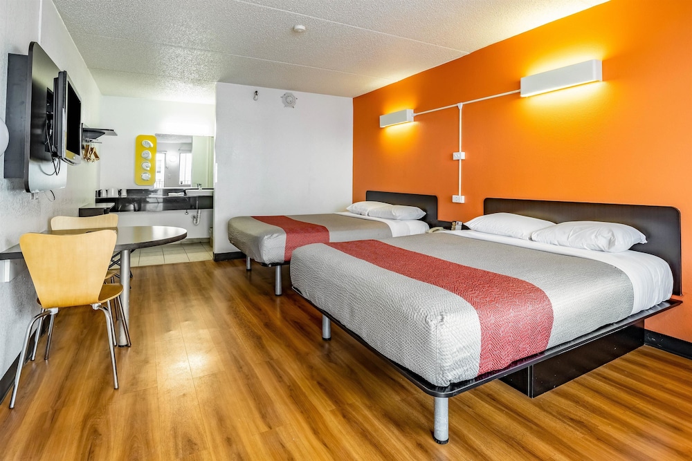 Motel6 Joliet, IL - I-80 18/58