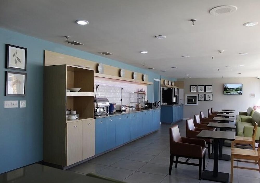 Country Inn & Suites by Radisson, Charlotte I-85 Airport, NC 36/47