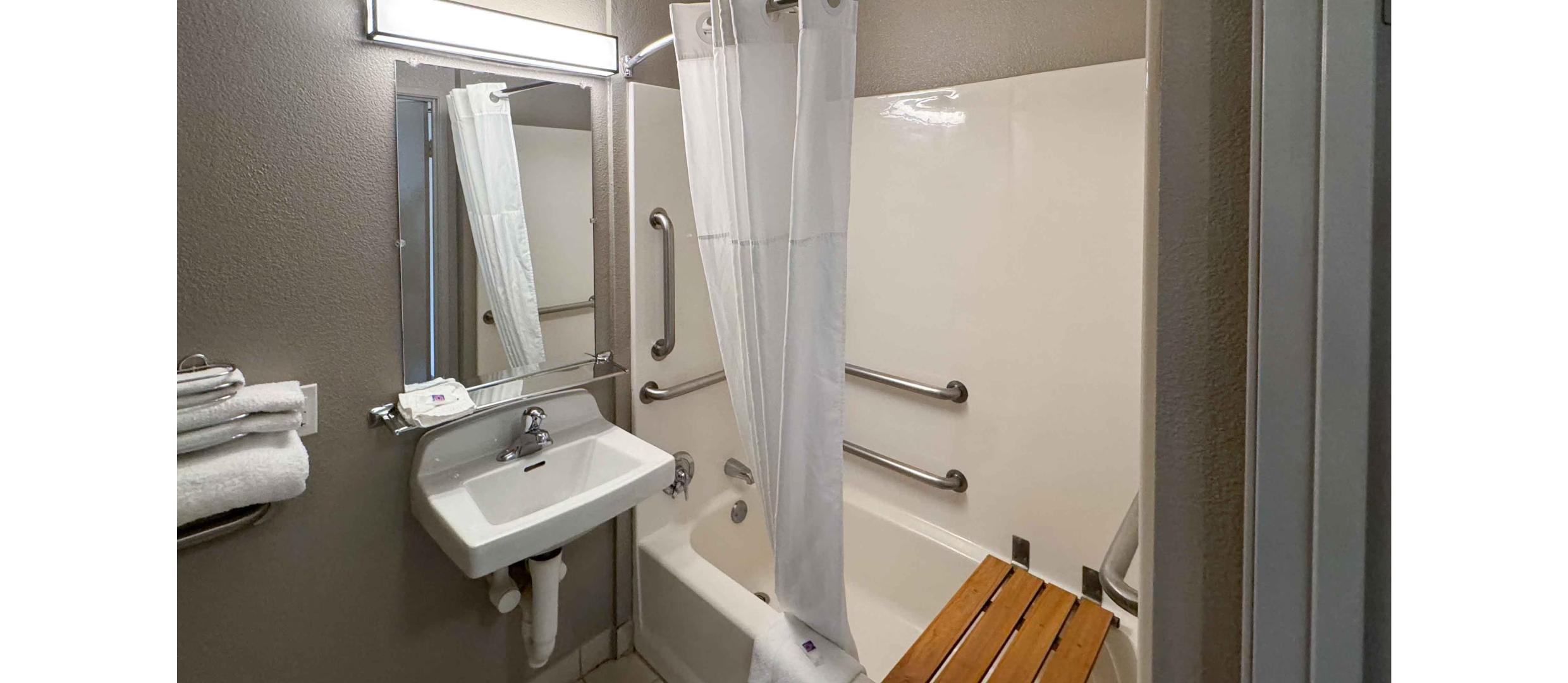 غرفة بسرير مزدوج لذوي الإعاقة، Motel6 Glenview, IL - Chicago North 4/5