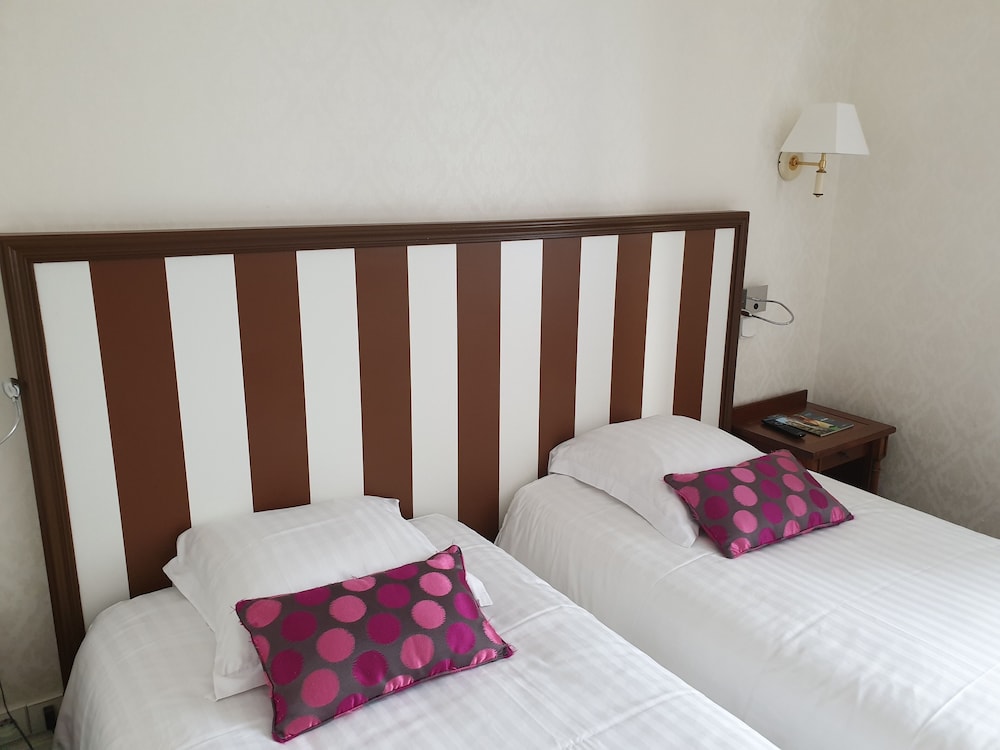 PRIVILEGE, TWIN BEDS