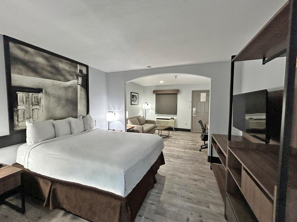 غرفة قياسية بسرير كوين مع أريكة، SureStay Plus by Best Western Cannon A.F.B. 3/7