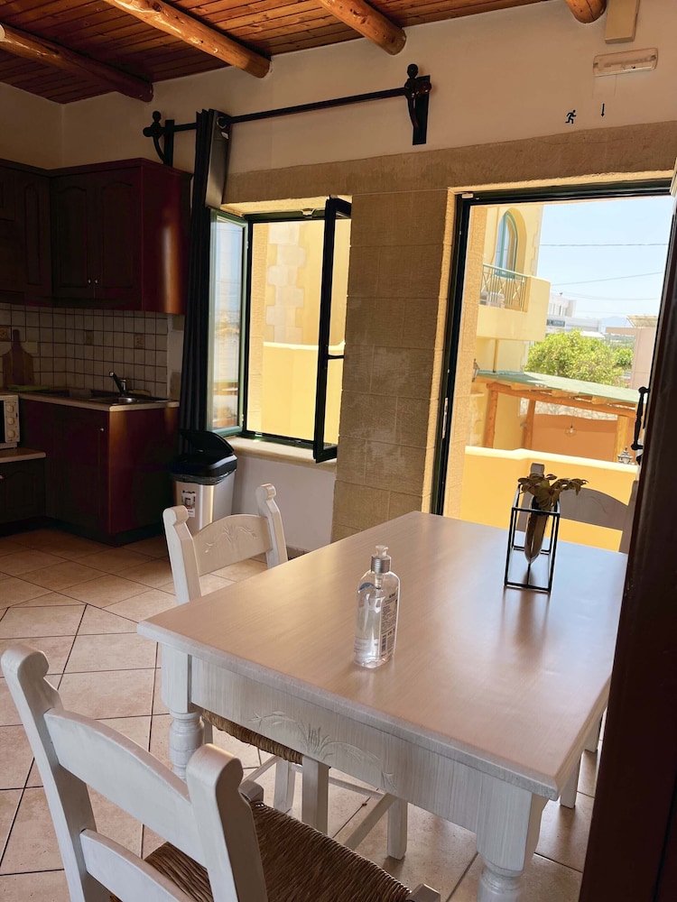 Skandalis Traditional Suites 27/50