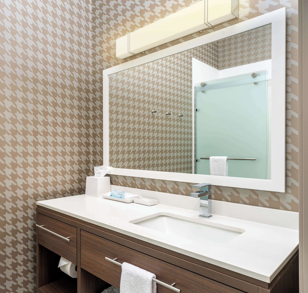 استوديو بسرير كينج بإطلالة على البحيرة، Home2 Suites by Hilton Lake Havasu City 2/3