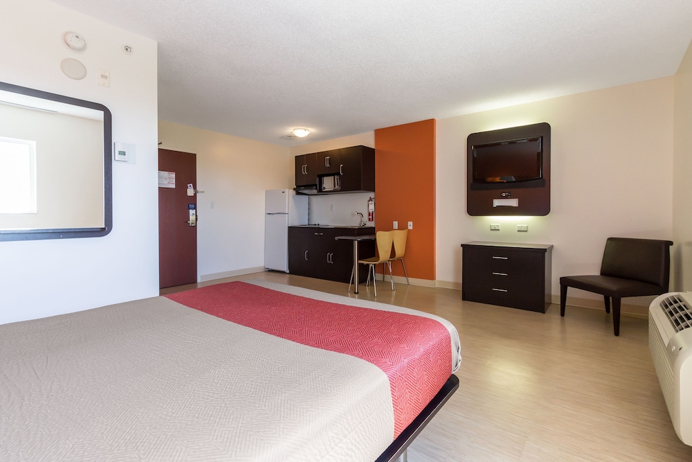 DELUXE, QUEEN BED, KITCHENETTE