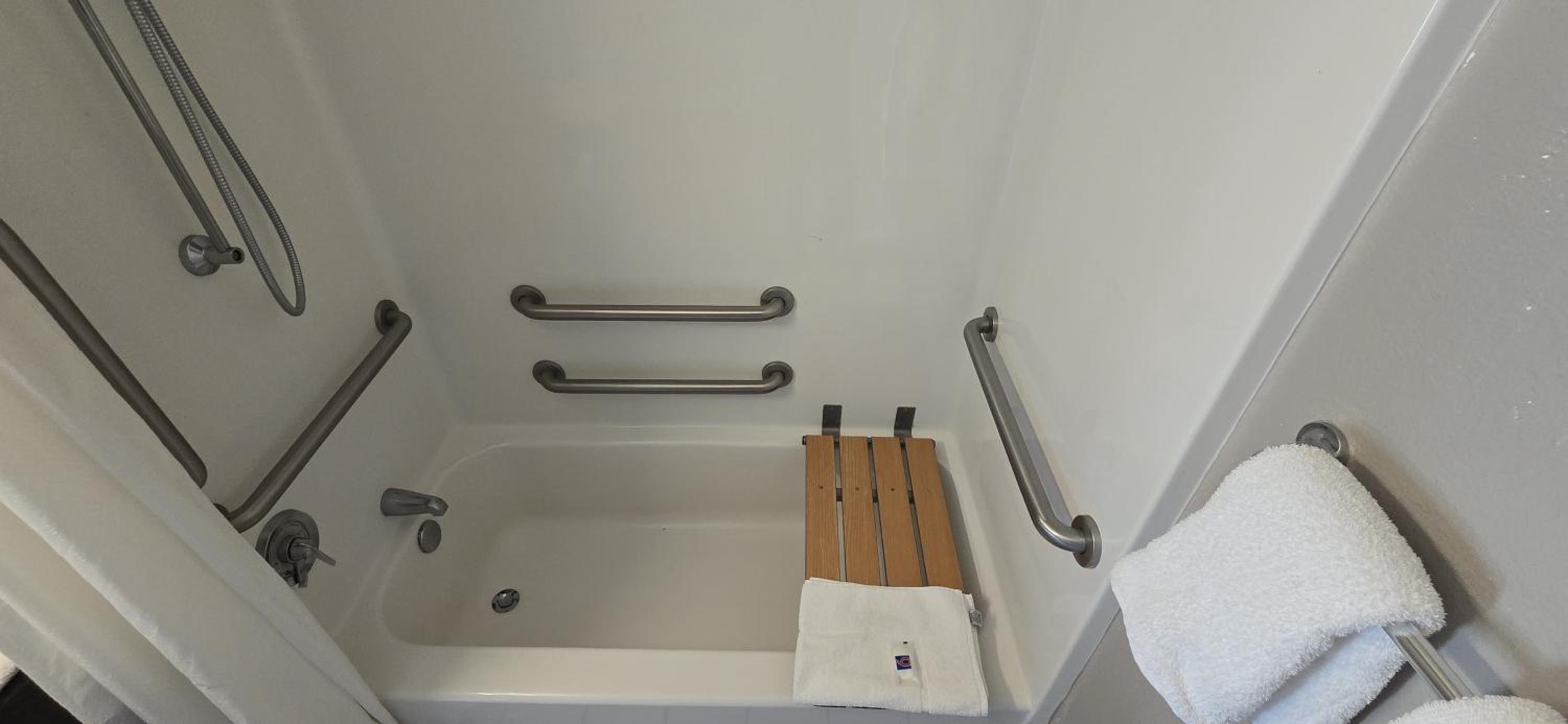 1 Queen Bed - ADA/Tub, Non-Smoking