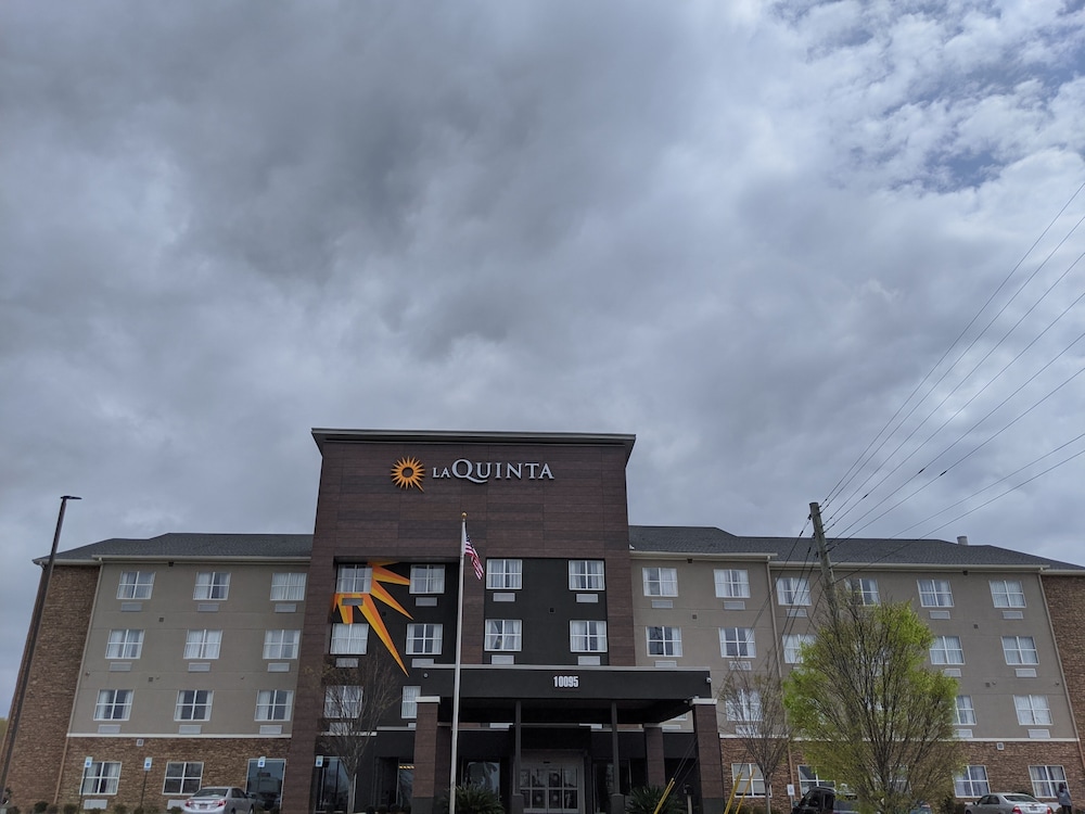 La Quinta Inn and Suites by Wyndham Montgomery 2/50