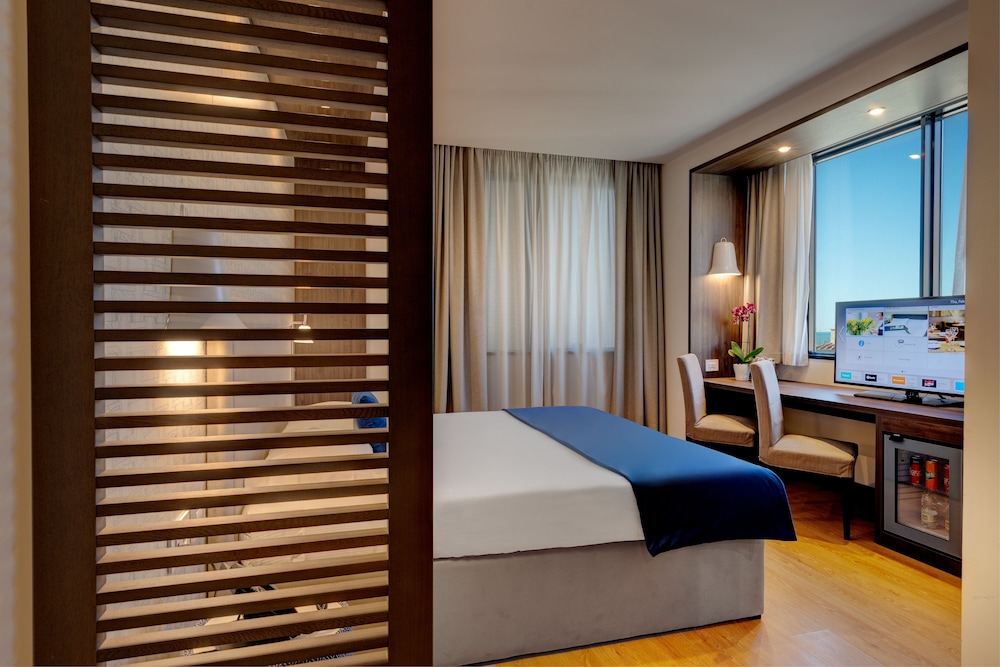 Fly Deco Hotel 26/66