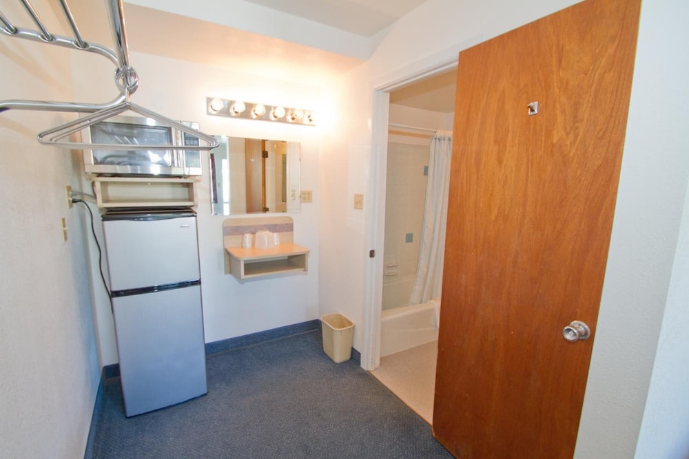 Brooks Street Motor Inn 18/30