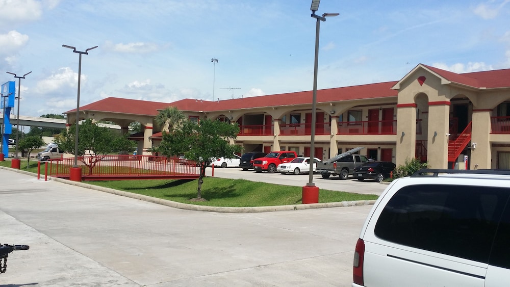 Americas Best Value Inn & Suites Houston NE 14/18