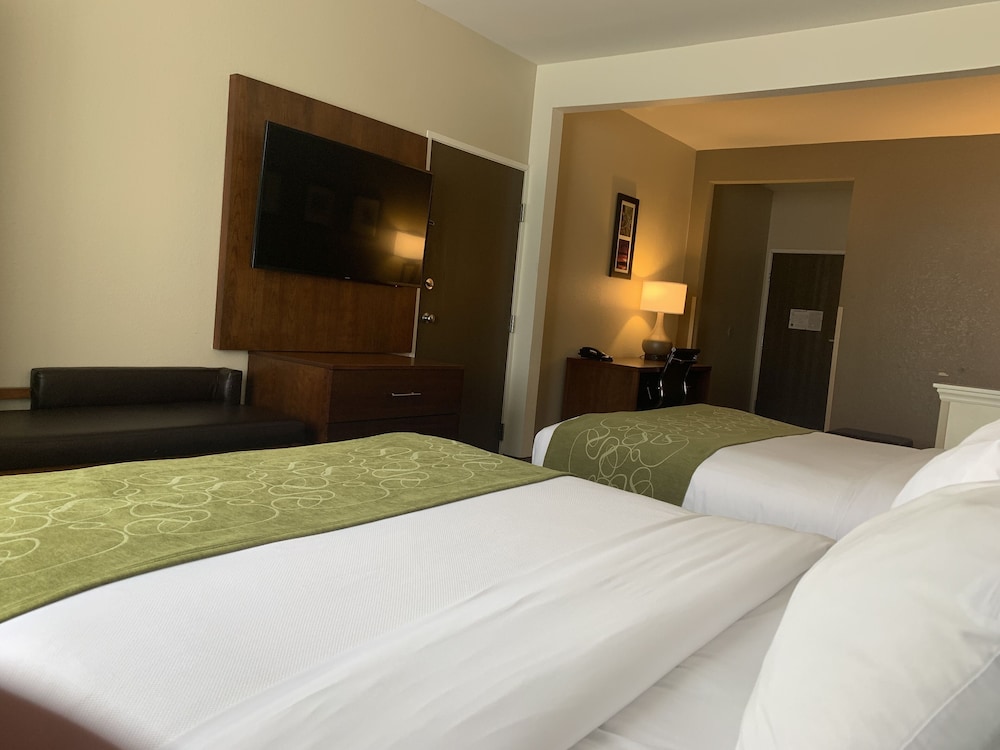 Comfort Suites Peoria I-74 13/35