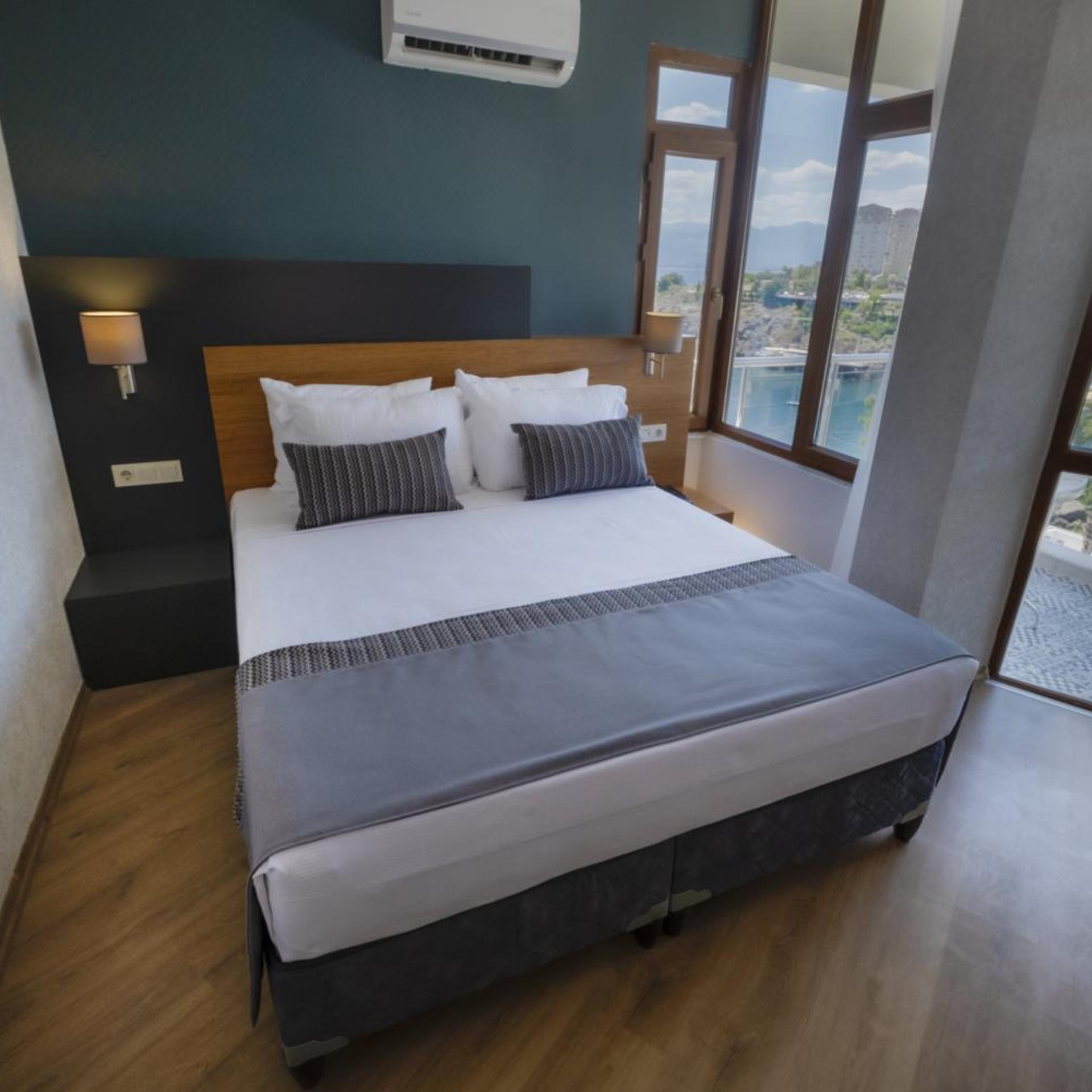 Qinn Hotels 13/50