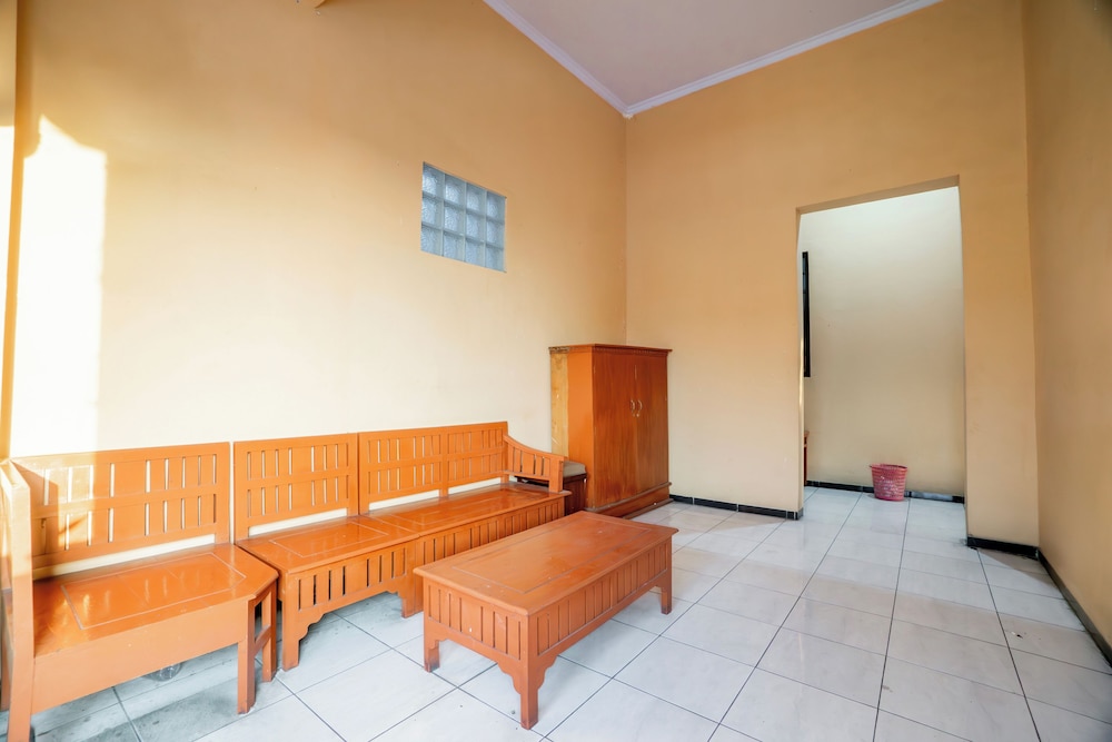 Hotel O Central Madiun Near Stasiun Kota Madiun 9/36