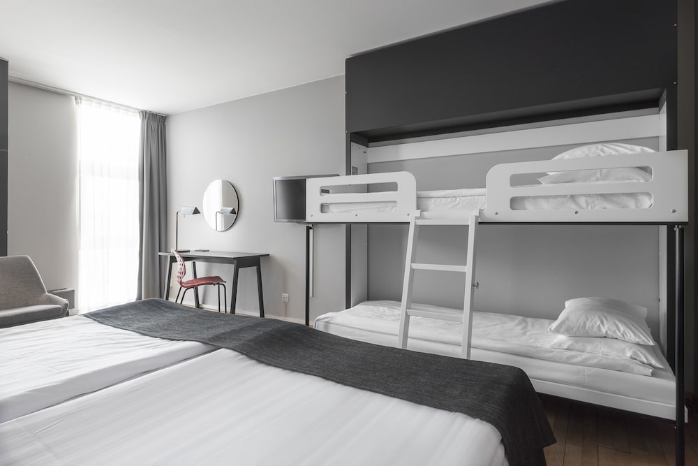 Quality Hotel 11 8/54