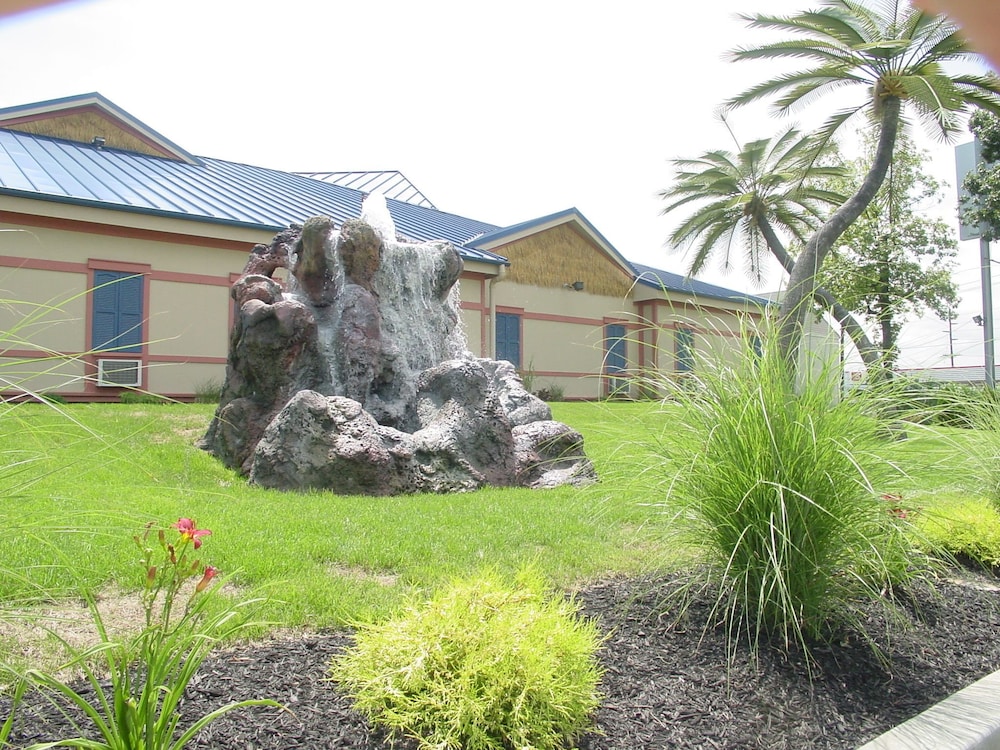Wildwood Inn Tropical Dome & Theme Suites 63/74