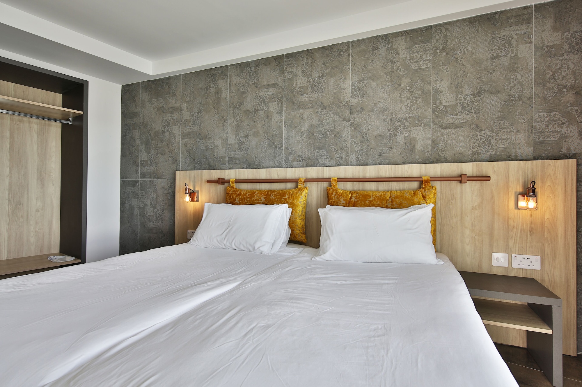 DELUXE, DOUBLE OR TWIN BED, BALCONY