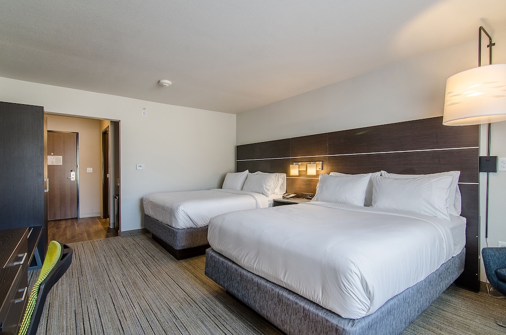 Holiday Inn Express And Suites Atchison 8/30