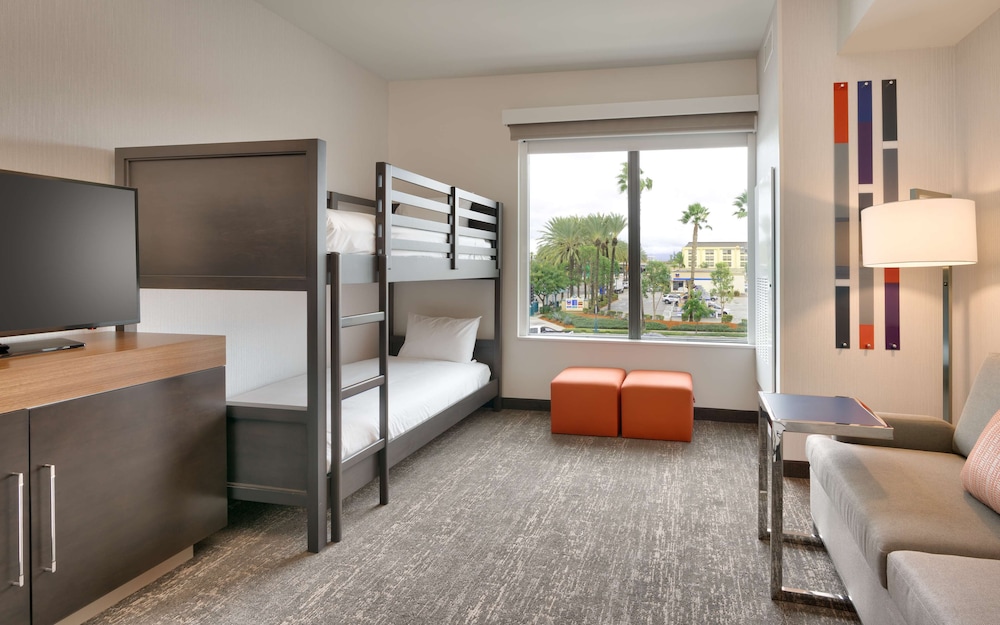 Hampton Inn Suites Anaheim Resort Convention Center 24/34