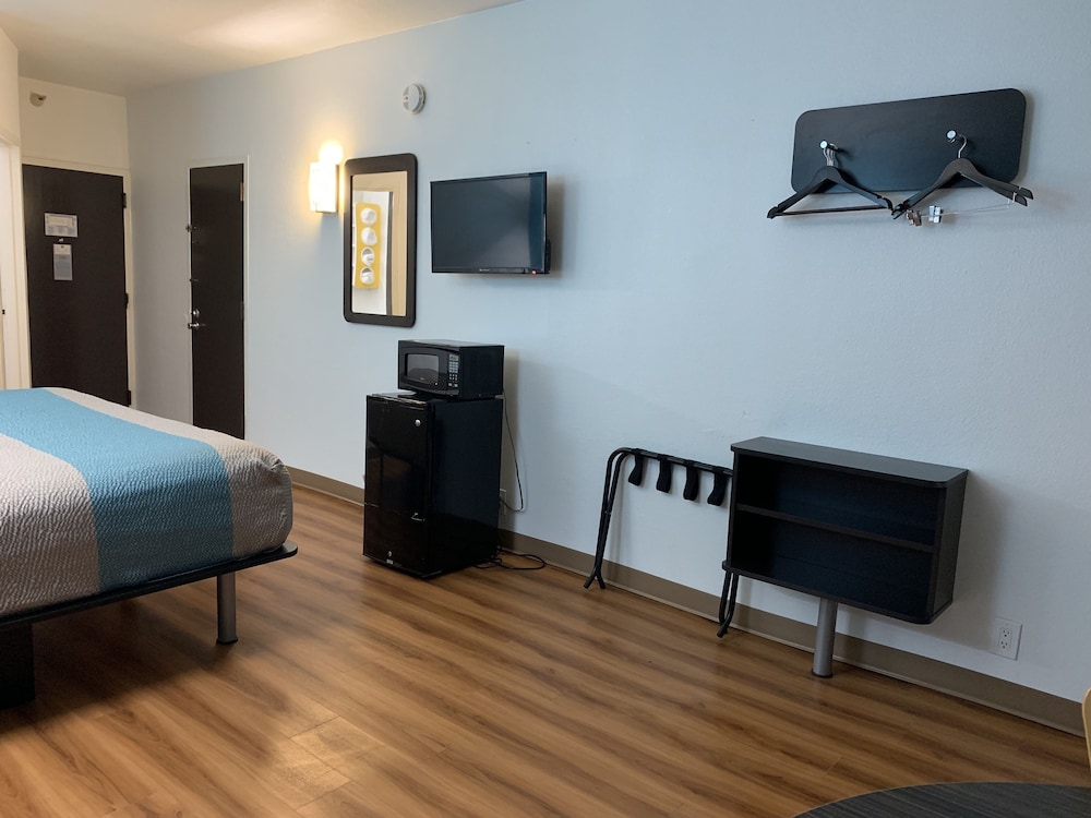 Motel6 Lewisville, TX - Medical City 19/64