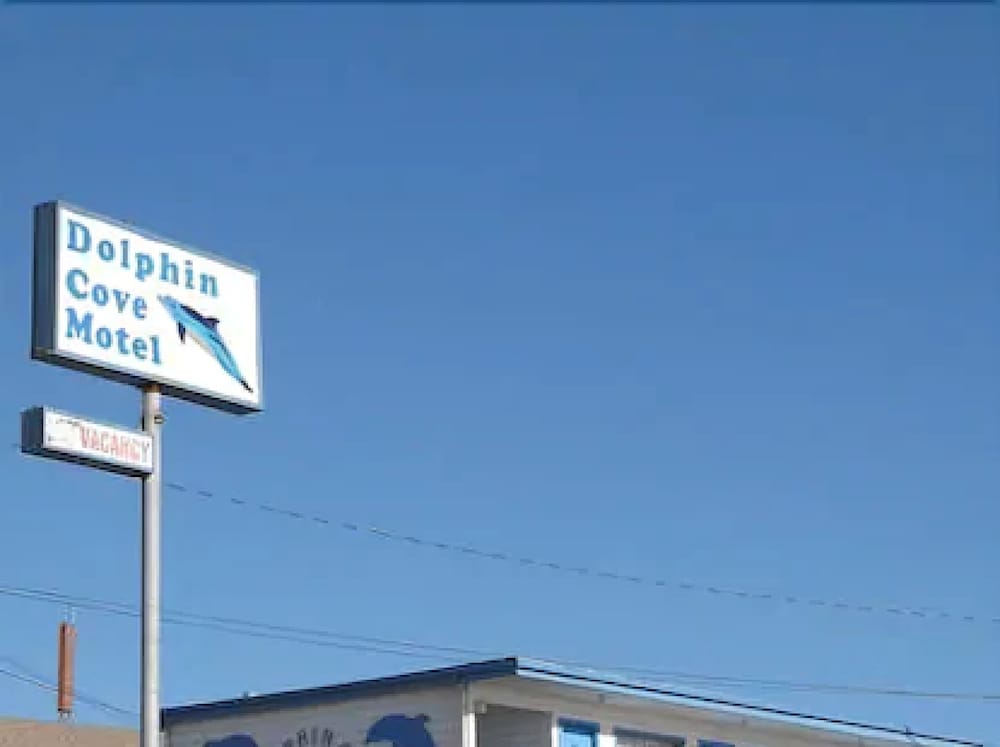 DOLPHIN COVE MOTEL 63/69