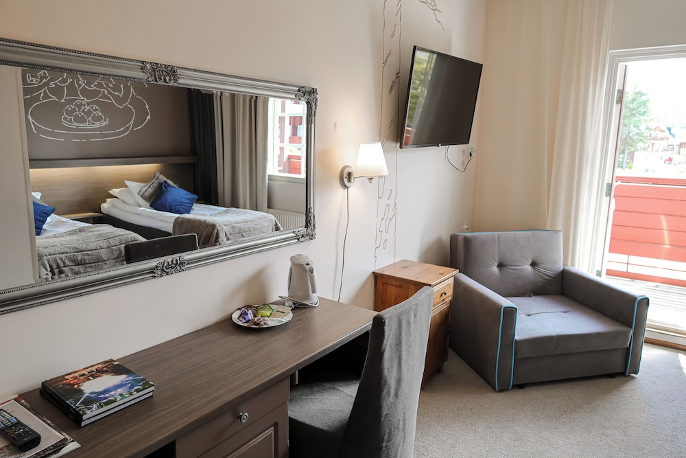 غرفة قياسية بسريرين منفصلين بحوض استحمام، Hullu Poro Hotel 9/10