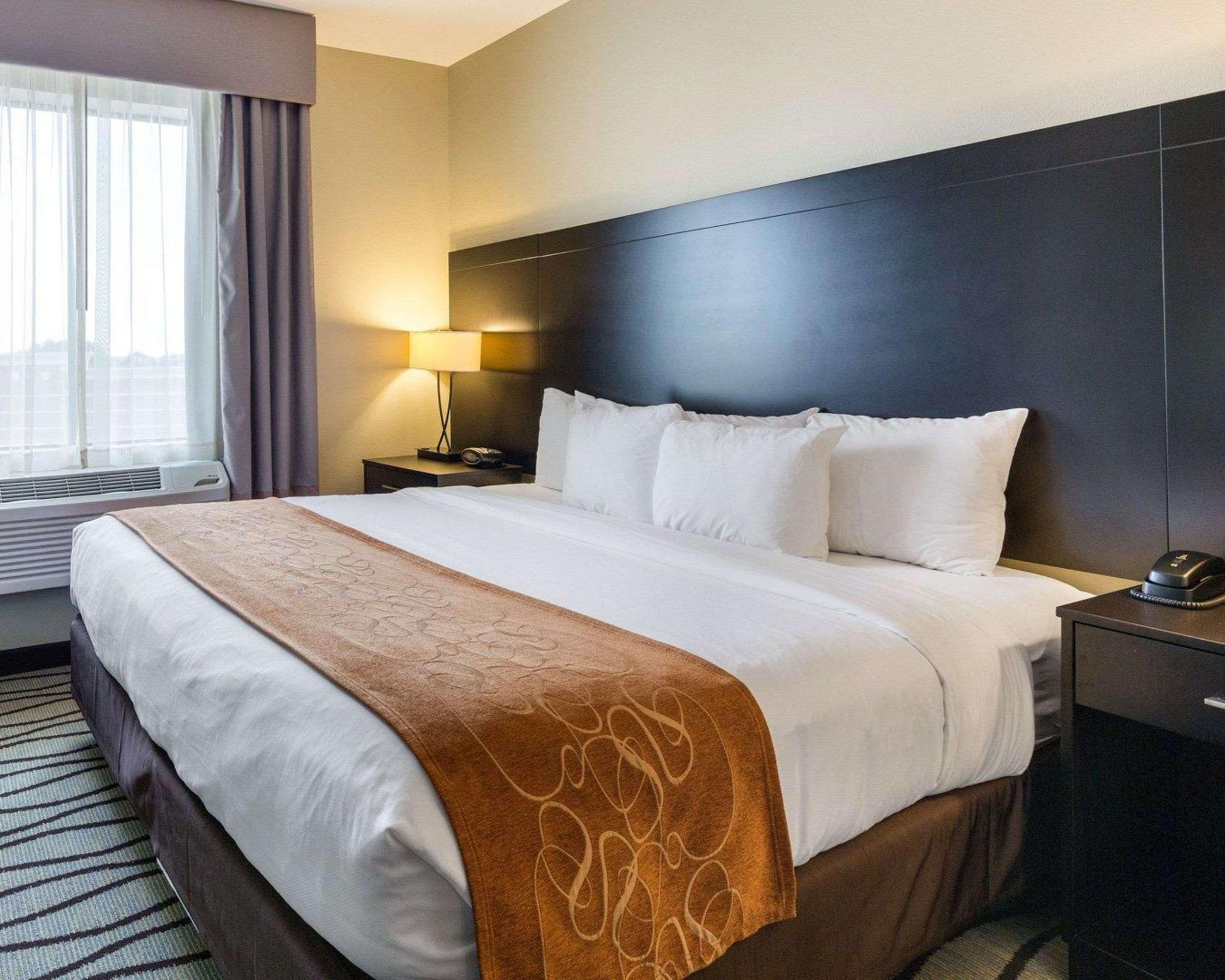 SUITE, KING BED, ACCESSIBLE