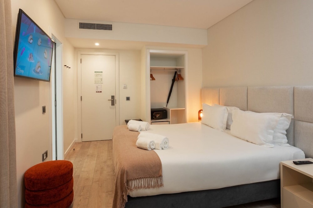 DELUXE, KING BED