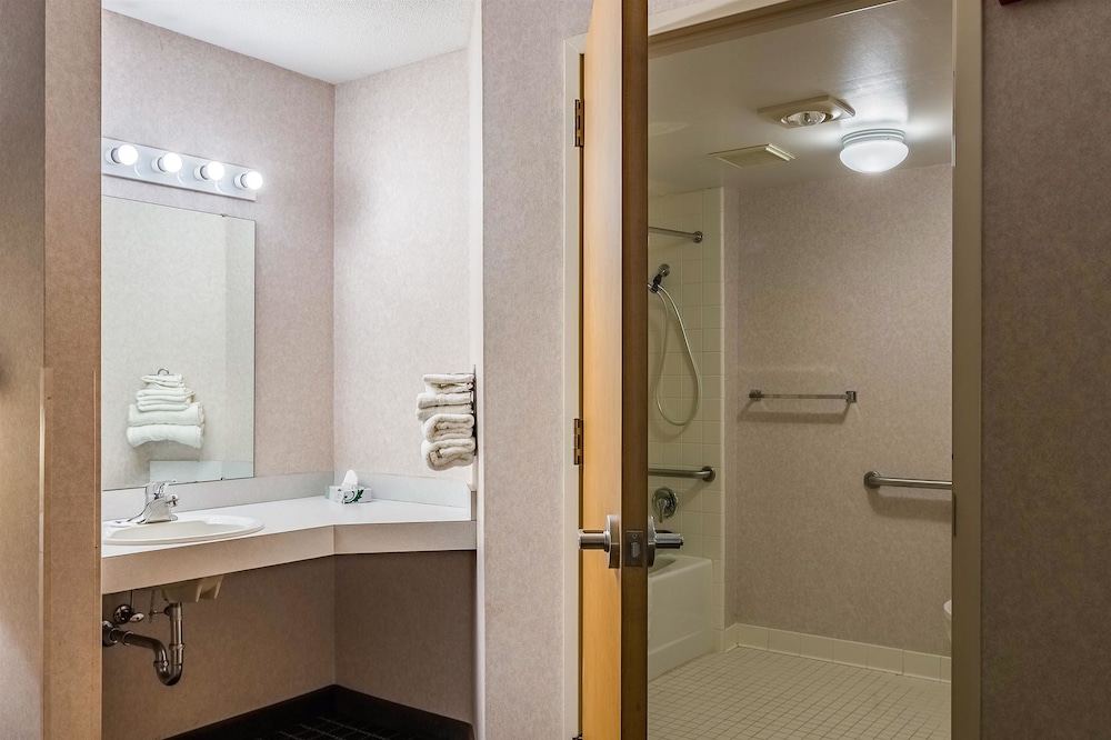 Motel6 Grand Rapids, MI - Northeast 23/49