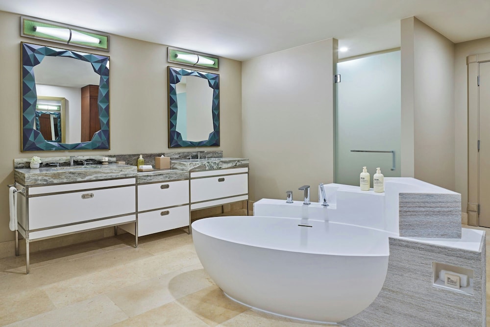 1 Bedroom, Caroline Astor, Suite, King Bed, Ocean Front, Balcony