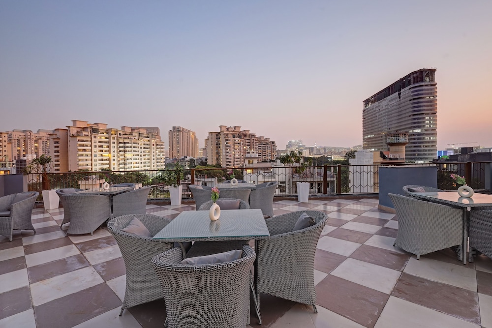 Saltstayz Premier Sector 42 - Golf Course Road 58/62
