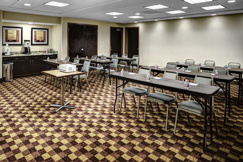Hampton Inn and Suites-Bakersfield/Hwy 58, CA 48/51
