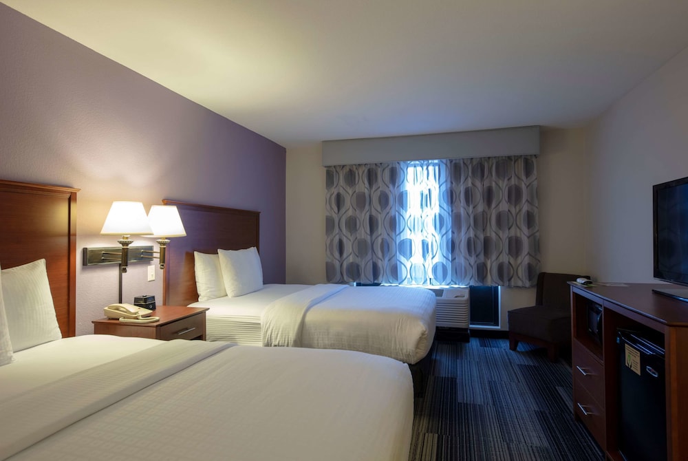 La Quinta Inn Suites Springfield Airport Plaza 11/61